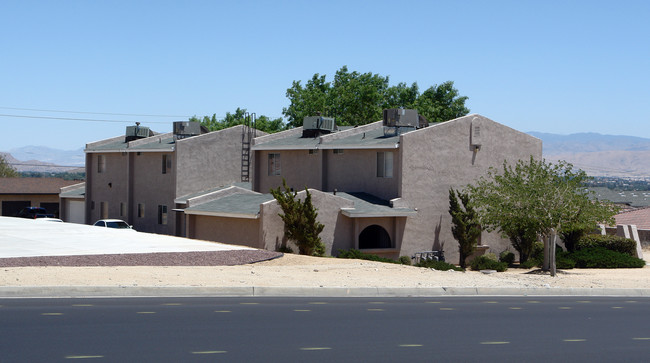 16401 Apple Valley Rd in Apple Valley, CA - Foto de edificio - Building Photo