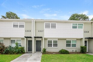 1317 Mathis Ferry Rd in Mount Pleasant, SC - Building Photo