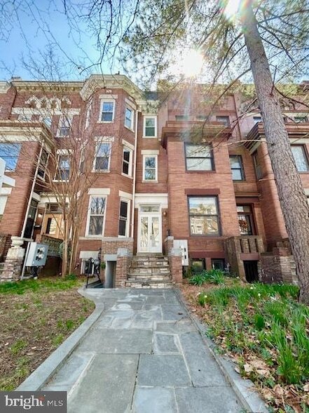 1240 Columbia Rd NW in Washington, DC - Foto de edificio - Building Photo