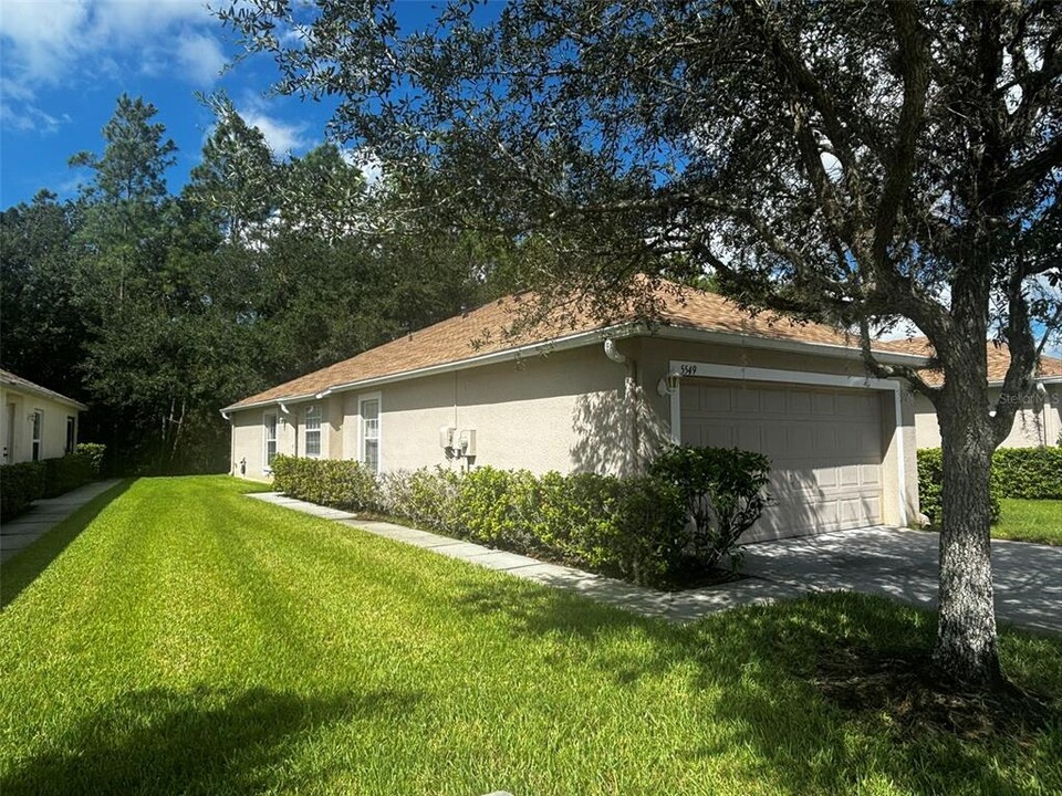5549 Autumn Shire Dr in Zephyrhills, FL - Building Photo