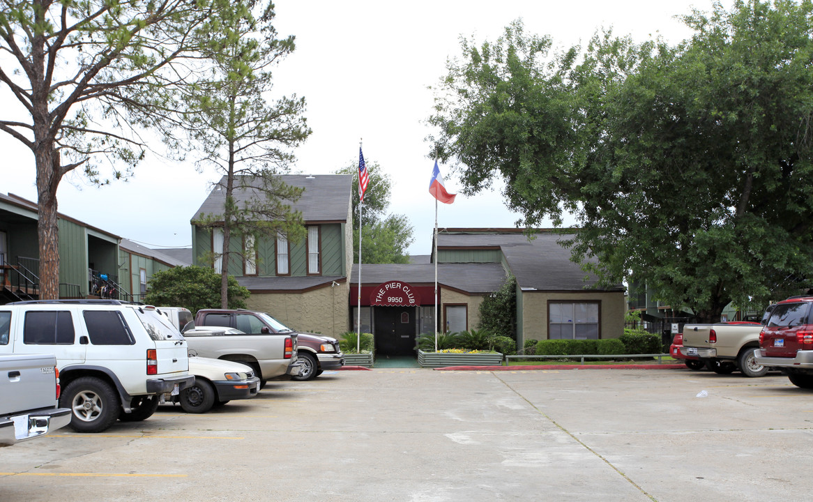 Pier Club Apartments in Houston, TX - Building Photo