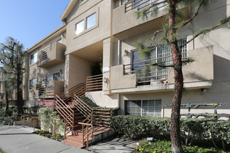 NoVa Townhomes in Canoga Park, CA - Foto de edificio - Building Photo