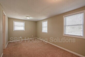 1740 Sinnott Cir in Independence, MO - Building Photo - Building Photo