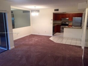 1060 N Hiatus Rd, Unit 1060 in Pembroke Pines, FL - Building Photo - Building Photo