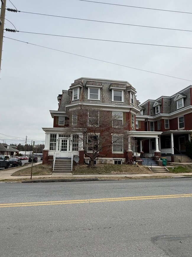 49 W Commerce St in Chambersburg, PA - Building Photo - Building Photo