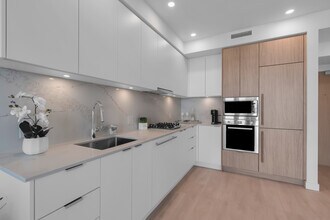 537 Cottonwood Av in Coquitlam, BC - Building Photo - Building Photo