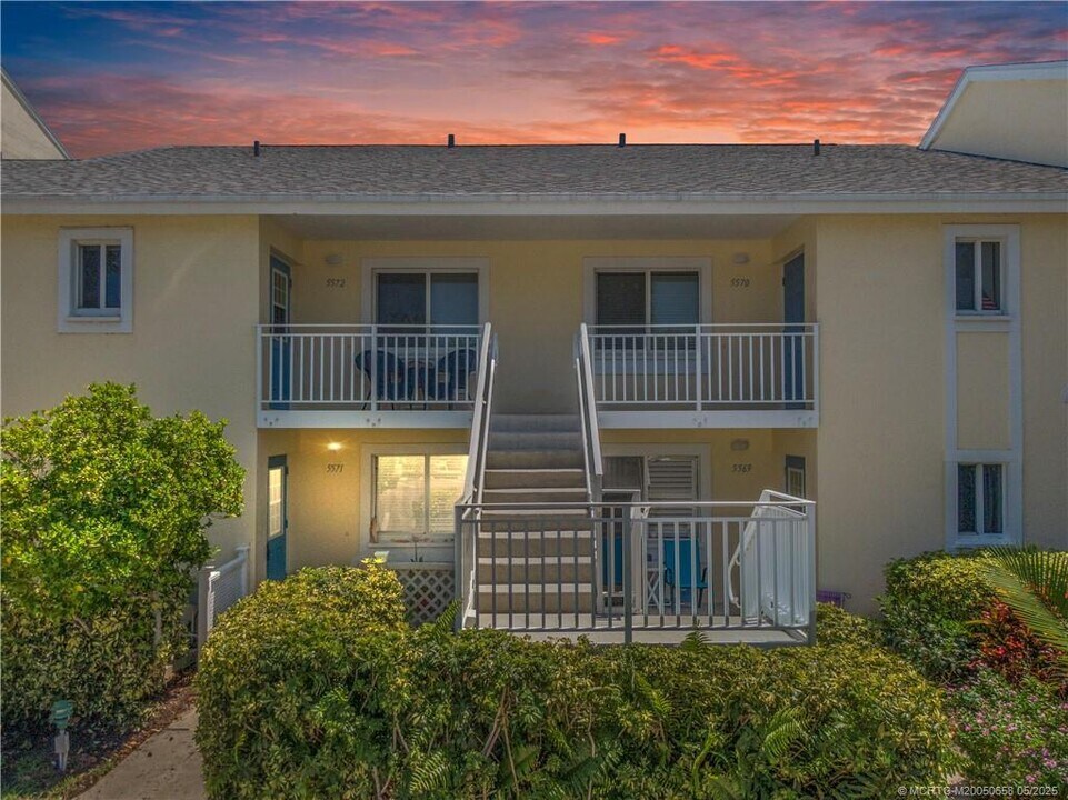 5571 NE Gulfstream Way in Stuart, FL - Building Photo