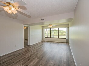 28 Plantation Dr, Unit #202 in Vero Beach, FL - Building Photo - Building Photo