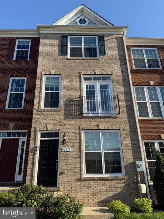 42711 Tunstall Terrace in Ashburn, VA - Building Photo