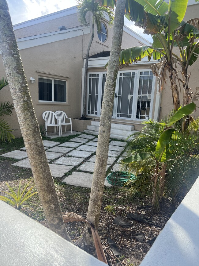 15280 SW 158th St, Unit Room for rent in Miami, FL - Foto de edificio - Building Photo