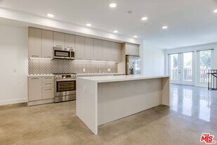 1250 N Fairfax Ave in West Hollywood, CA - Building Photo