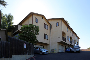 735 Franklin Ln in Vista, CA - Building Photo
