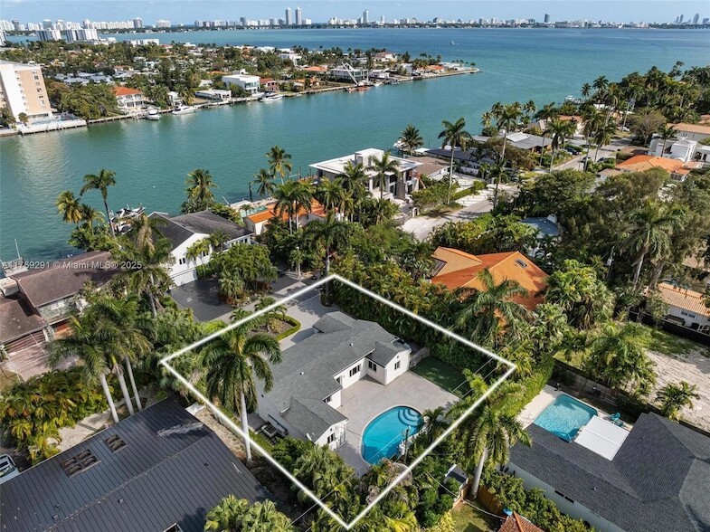 7730 Beach View Dr, Unit 204 in North Bay Village, FL - Building Photo