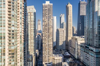 30 E Huron St in Chicago, IL - Foto de edificio - Building Photo