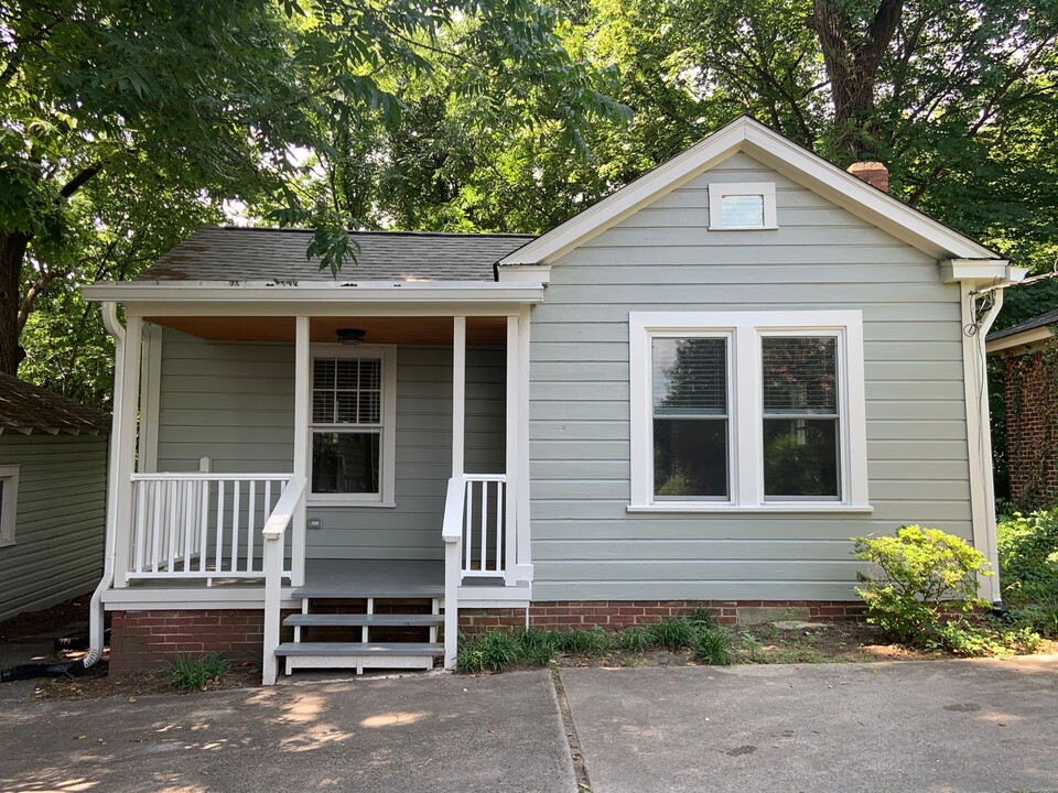 905 W McGee St in Greensboro, NC - Foto de edificio