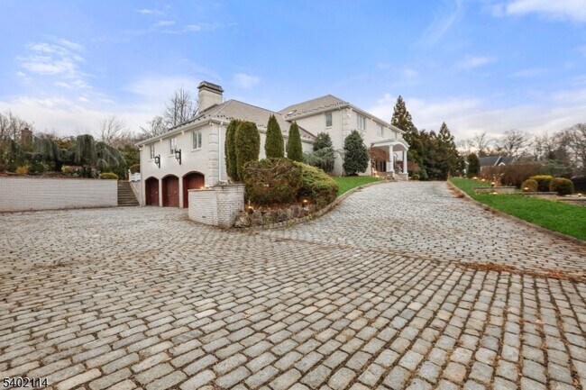 property at 4 Nottingham Dr