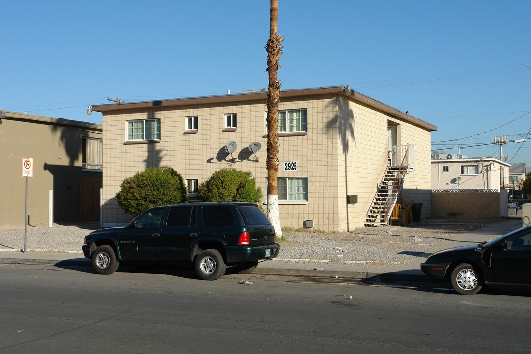 2925 Elm Ave in Las Vegas, NV - Foto de edificio