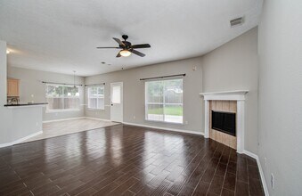911 E Hampton Dr in Pearland, TX - Building Photo - Building Photo