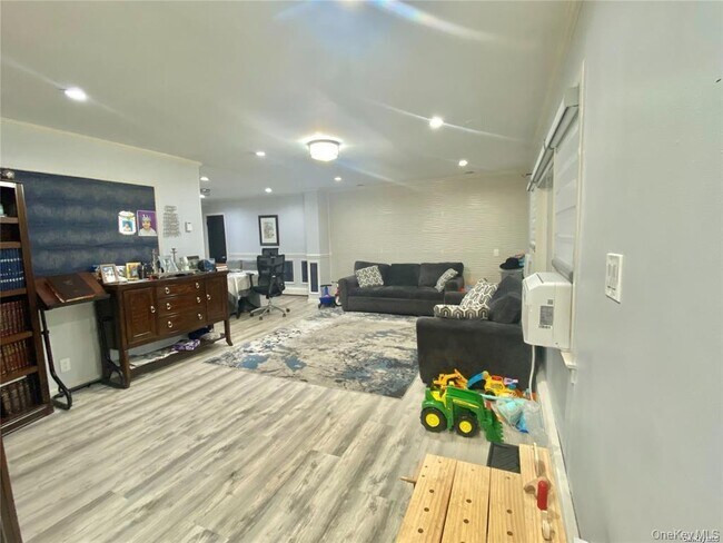 107 Baker Hill Rd in Great Neck, NY - Building Photo - Building Photo