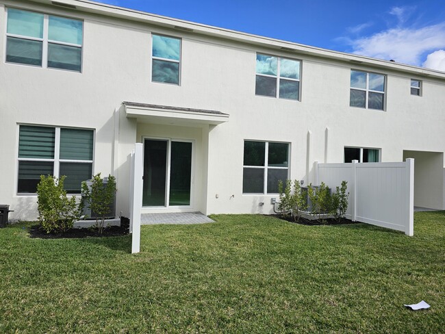 4315 Hammock Grv Dr in Greenacres, FL - Foto de edificio - Building Photo