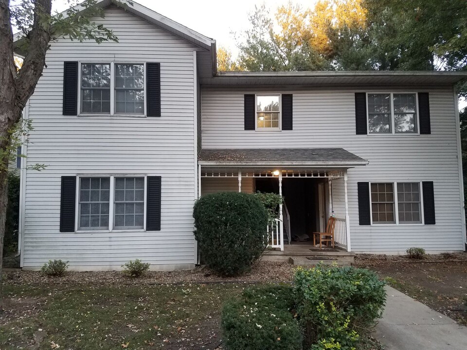 1821 Manor Haus Ct in Goshen, IN - Foto de edificio