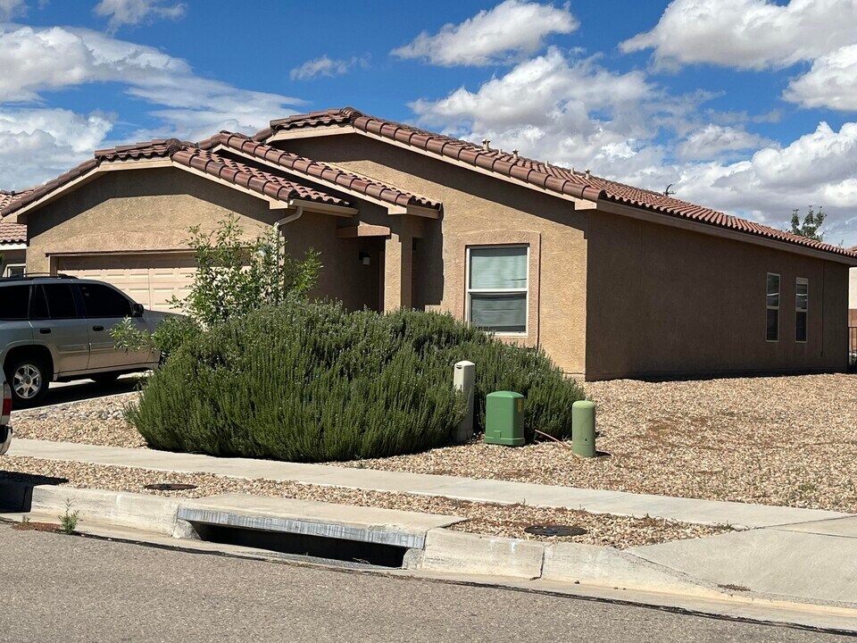3196 Prairie Ridge St SW in Los Lunas, NM - Building Photo
