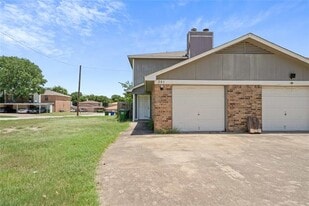 201 S Las Vegas Trail in White Settlement, TX - Building Photo