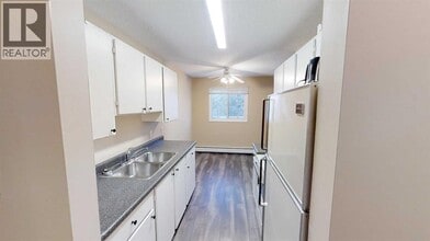 10028-10105 105 Ave in Grande Prairie, AB - Building Photo - Building Photo