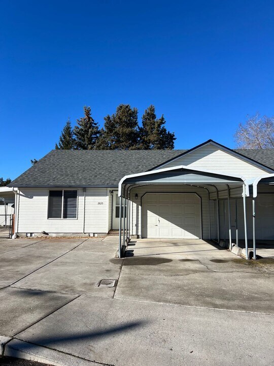 2825 SW 28th St in Redmond, OR - Building Photo