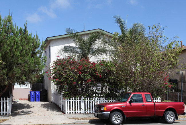 1010 Robinson Ave in San Diego, CA - Foto de edificio - Building Photo