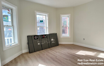 47 Brackett St, Unit 2 in Boston, MA - Foto de edificio - Building Photo