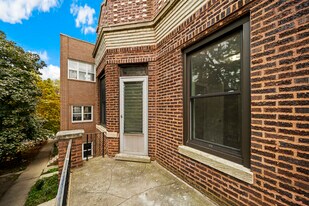 2325 W Rice St, Unit 1 in Chicago, IL - Building Photo