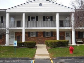 42556 Plymouth Hollow Dr in Plymouth, MI - Building Photo