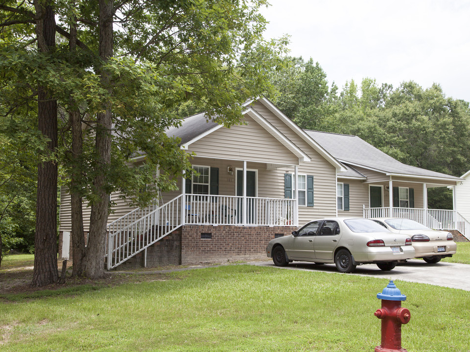 101-137 Lonesome Wind Way in Zebulon, NC - Building Photo