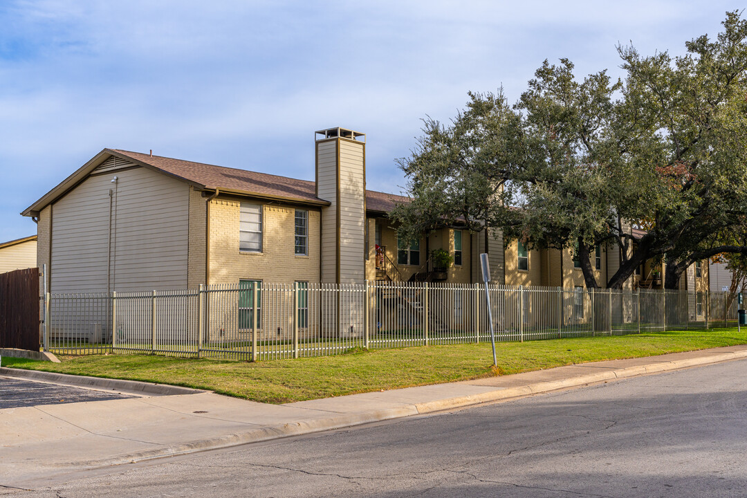 One Stepping Place in Dallas, TX - Building Photo