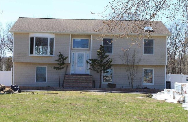 property at 3 Pinetree Ct
