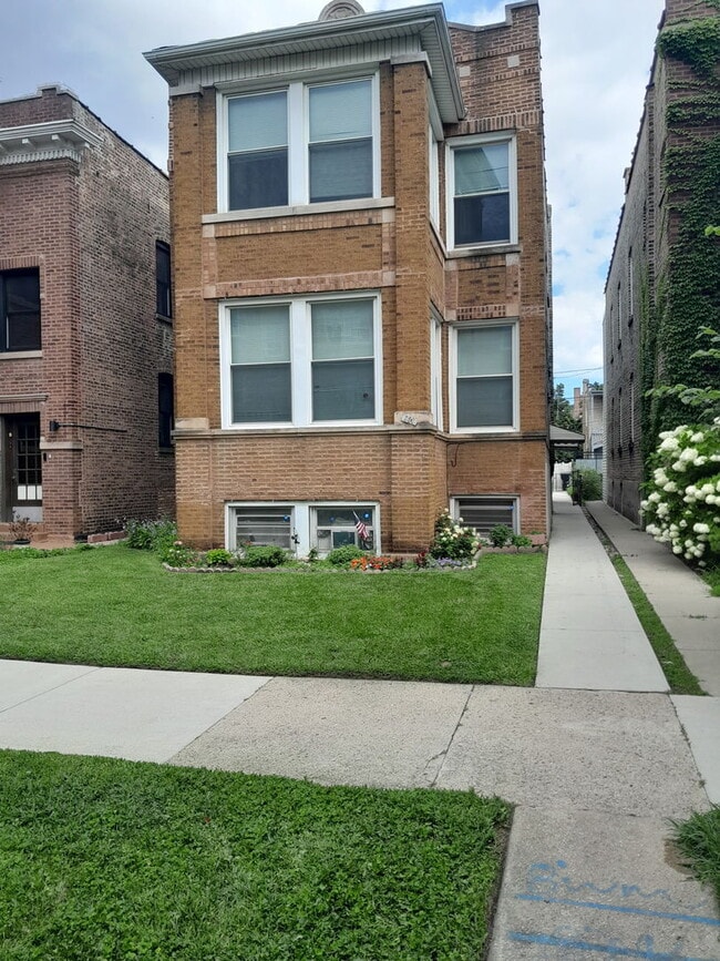 property at 2606 W Argyle St