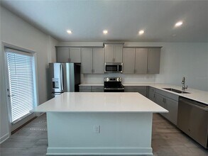 3073 Ella Wy in St. Cloud, FL - Foto de edificio - Building Photo