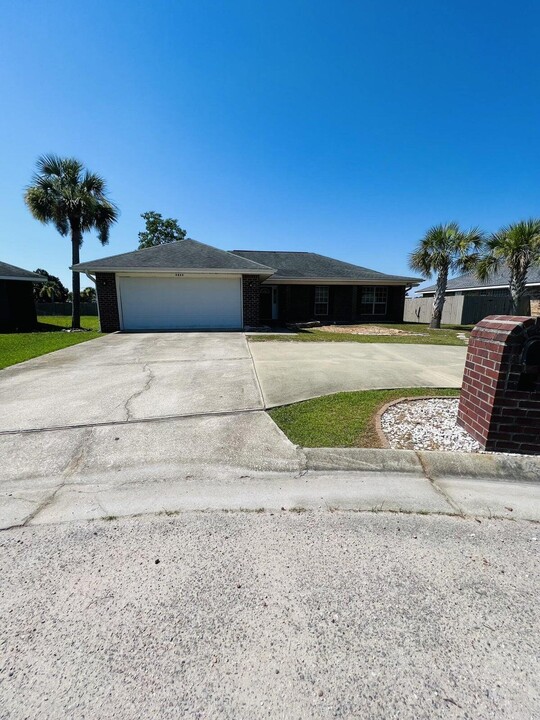 9860 Parker Lake Cir in Navarre, FL - Foto de edificio