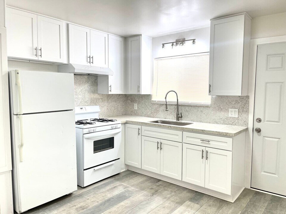 319 S Alessandro St in Hemet, CA - Building Photo