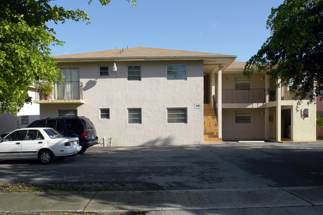 495 W 51st Pl in Hialeah, FL - Building Photo