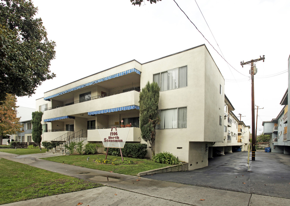 1206 N Stoneman Ave in Alhambra, CA - Foto de edificio