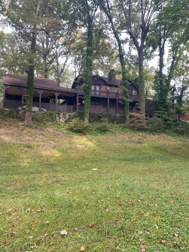 property at 618 W Lelia St