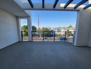 14614 Vanowen St in Van Nuys, CA - Foto de edificio - Building Photo