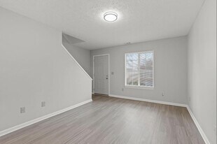 2447 Brady Commons Dr in Columbus, OH - Building Photo