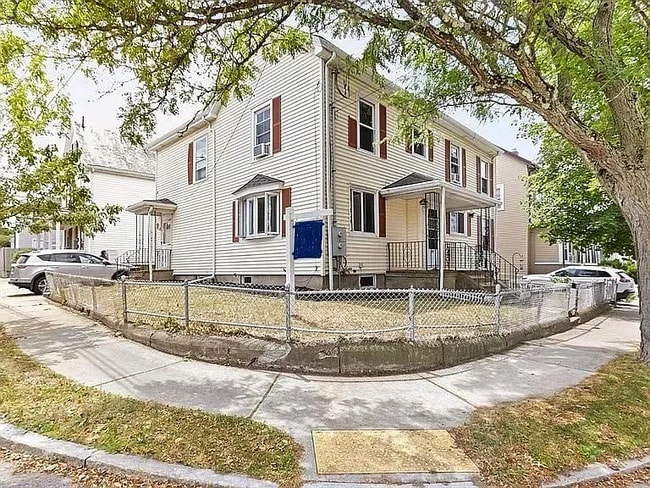 34 Clinton St, Unit 1 in Newton, MA - Foto de edificio - Building Photo