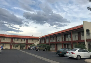 Laurence Court Apartments in Tucson, AZ - Building Photo - Building Photo