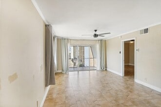 3040 NE 16th Ave, Unit 402 in Oakland Park, FL - Foto de edificio - Building Photo