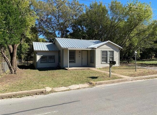 property at 805 Bois D Arc St