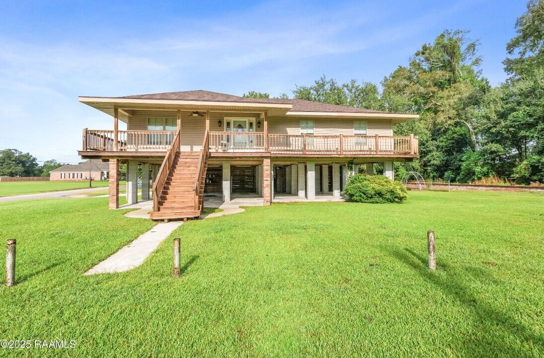 7700 Lee Station Rd in New Iberia, LA - Building Photo